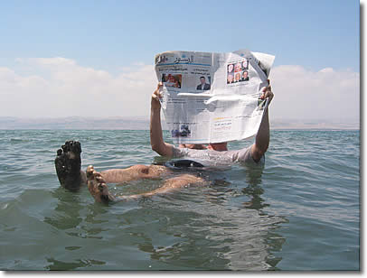 Hombre Flotando en el Mar Muerto