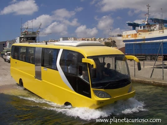 autobus-anfibio-agua