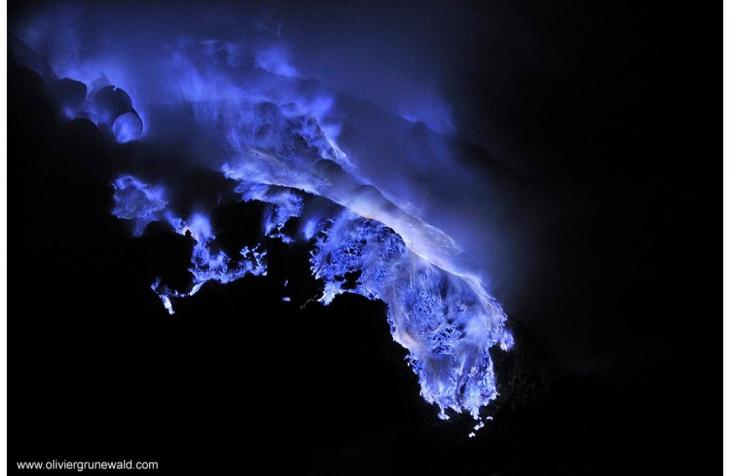 blue_flame_kawah_ijen_volcano_