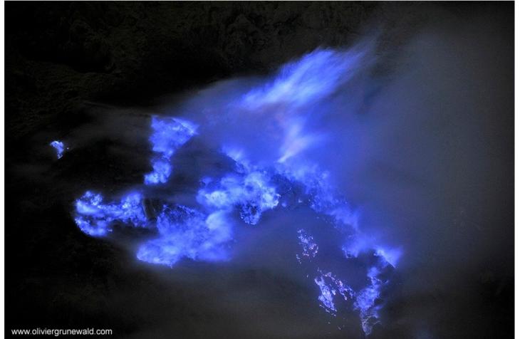 blue_flame_kawah_ijen_volcano_3