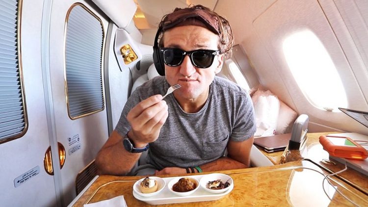 casey-neistat-21k-primera-clase-emirates-compressor