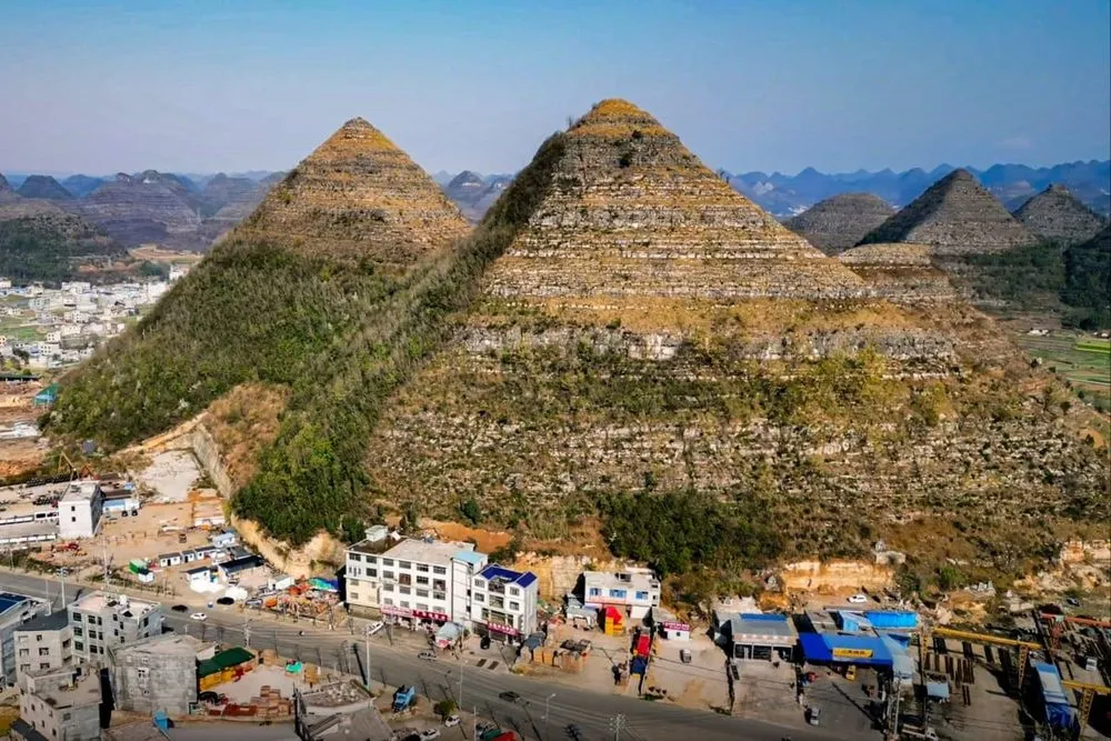 Pirámide en Anlong, China