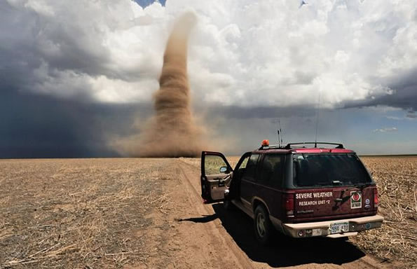 tornado-storm-chaser