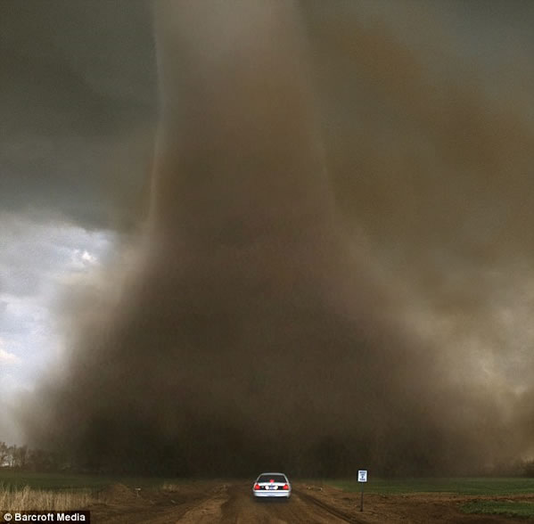 tornado-storm-chaser2 tornado-storm-chaser2