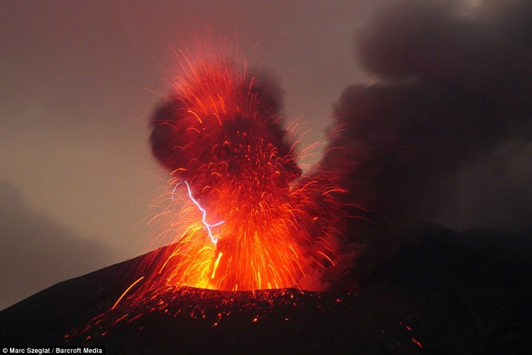 Erupción del volcán sakurajima de Japon