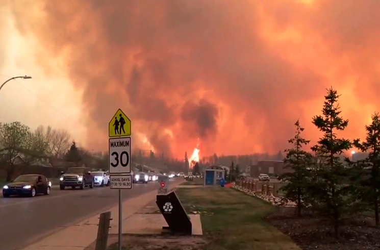 Evacuación por incendio forestal catastrófico en Fort McMurray
