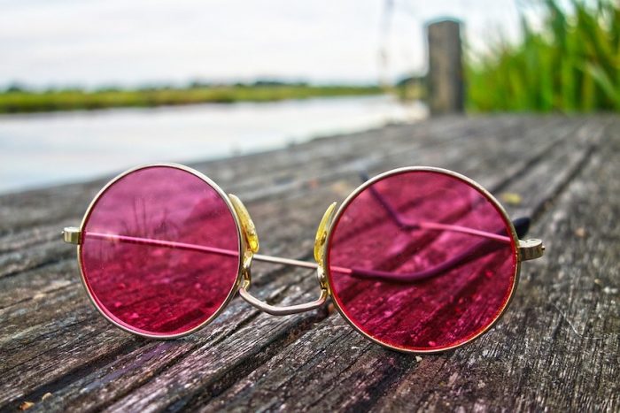 Foto de lentes rosados en el suelo