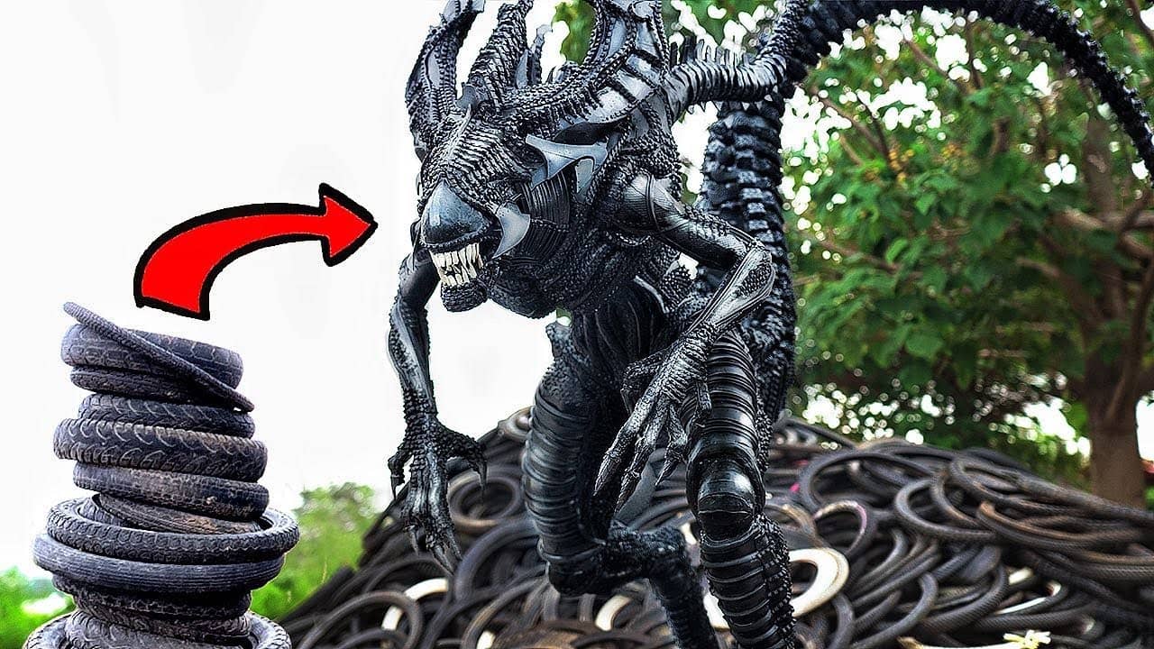 escultura de alien con llantas recicladas