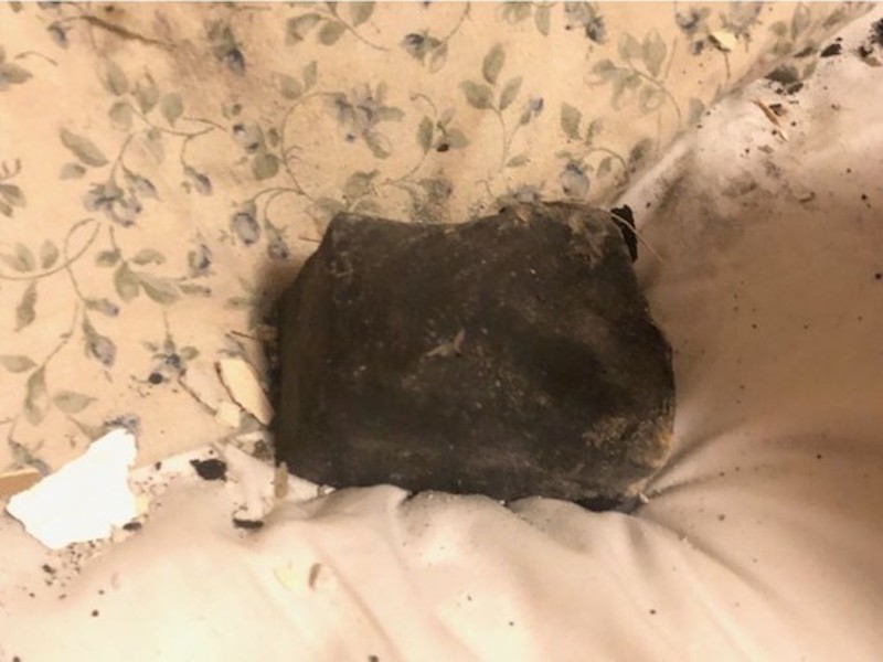 meteorito cae en cama de mujer dormida